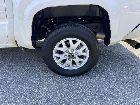 Used 2025 Toyota Tacoma SR5 AWD/4WD image 9