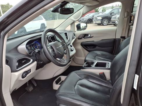 Used 2022 Chrysler Pacifica Touring-L FWD image 10
