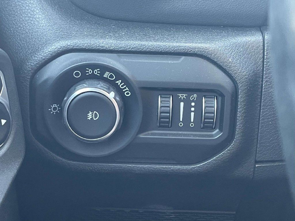 Used 2018 Jeep Wrangler Unlimited Sahara AWD/4WD image 25