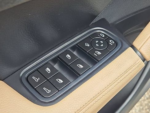Certified 2024 Porsche Cayenne AWD/4WD image 32