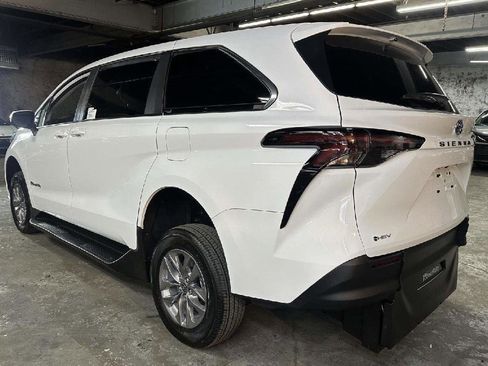 Used 2025 Toyota Sienna LE image 4