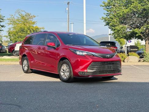 Used 2026 Toyota Sienna LE FWD image 1
