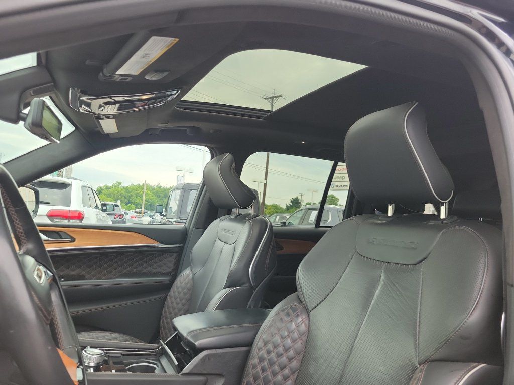 Used 2023 Jeep Grand Cherokee Summit AWD/4WD image 34
