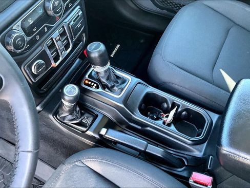 Used 2023 Jeep Gladiator Sport AWD/4WD image 15