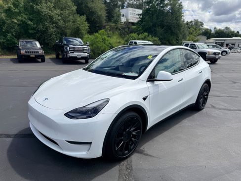 Used 2023 Tesla Model Y Long Range AWD/4WD image 2