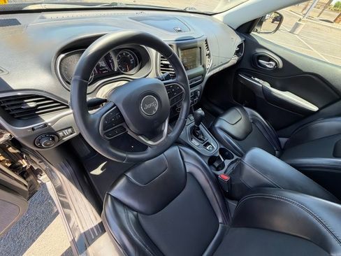 Used 2019 Jeep Cherokee Latitude Plus AWD/4WD image 16