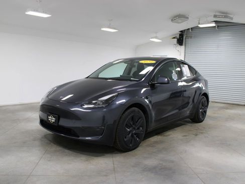 Used 2024 Tesla Model Y Long Range image 4