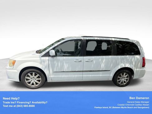 Used 2014 Chrysler Town & Country Touring FWD image 3