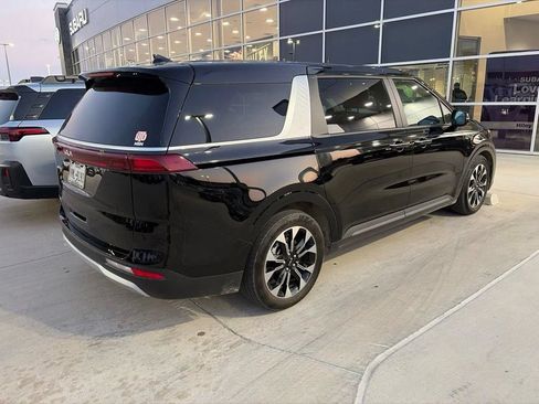 Used 2024 Kia Carnival EX FWD image 3