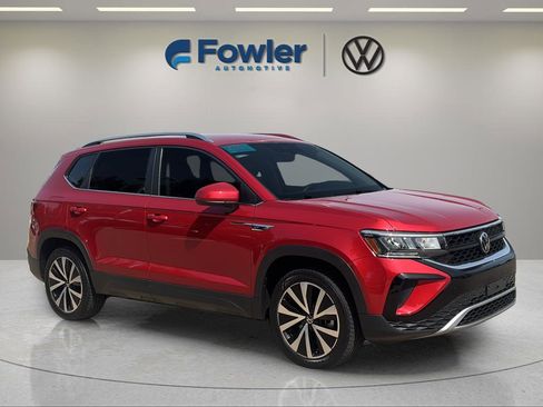 Used 2023 Volkswagen Taos SE FWD image 1