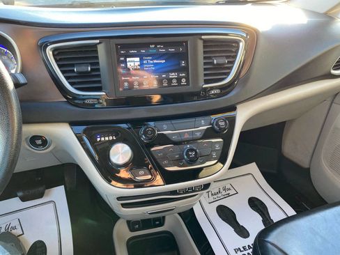 Used 2021 Chrysler Voyager Lxi image 14