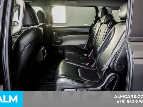 Used 2025 Kia Carnival FWD image 17