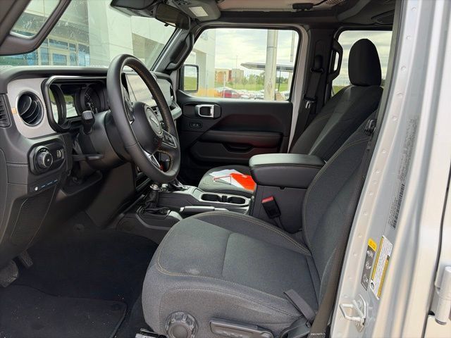 Used 2024 Jeep Wrangler Unlimited Sahara AWD/4WD image 5