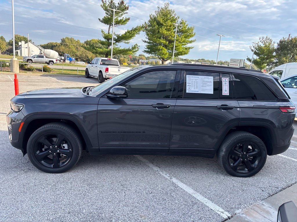 Used 2023 Jeep Grand Cherokee Limited w/ Luxury Tech Group II RWD image 5