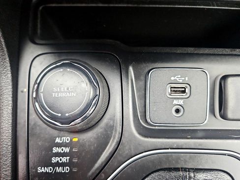 Used 2021 Jeep Cherokee Latitude Plus w/ Mopar Interior Package image 33