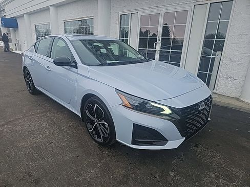 Used 2023 Nissan Altima 2.5 SR w/ SR Premium Package image 2