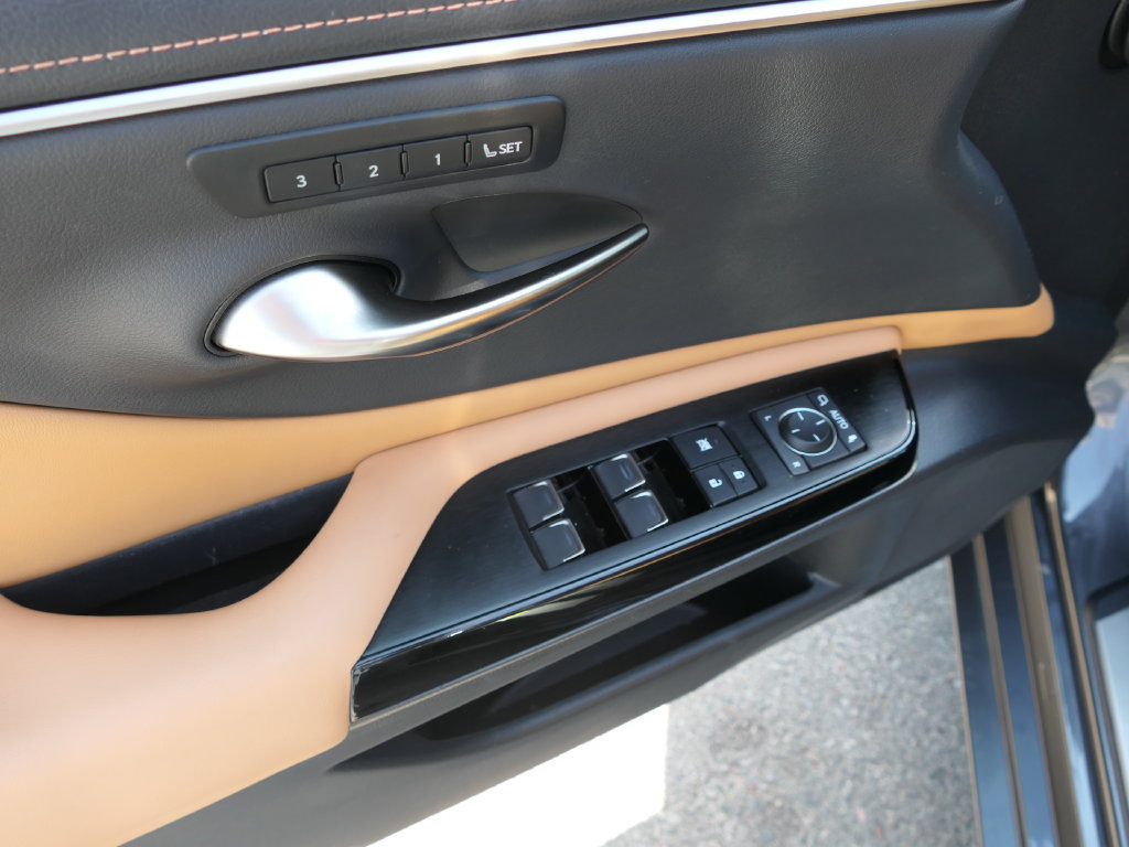 Used 2024 Lexus ES 350 w/ Premium Package FWD image 12