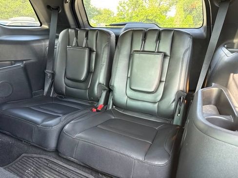 Used 2017 Ford Explorer XLT w/ Equipment Group 202A FWD image 7