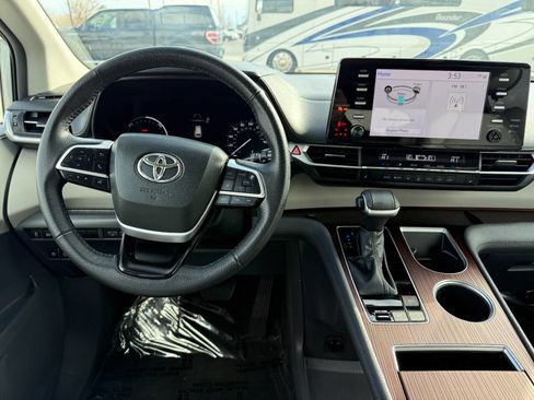 Used 2023 Toyota Sienna XLE image 34
