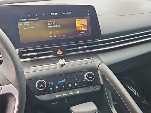 Used 2024 Hyundai Elantra SEL FWD image 18