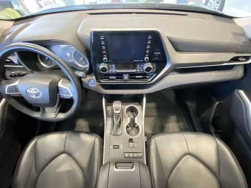 Used 2022 Toyota Highlander XLE AWD/4WD image 23