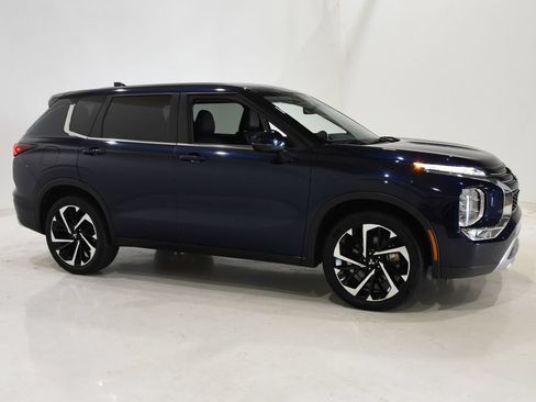 Used 2024 Mitsubishi Outlander SE AWD/4WD image 3