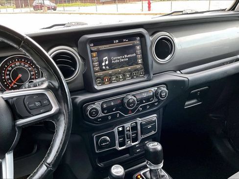 Used 2018 Jeep Wrangler Unlimited Sahara AWD/4WD image 6