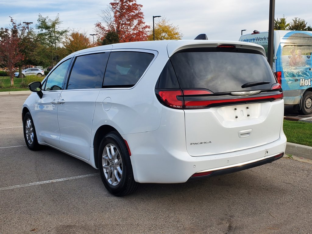 Used 2024 Chrysler Pacifica Touring-L FWD image 3