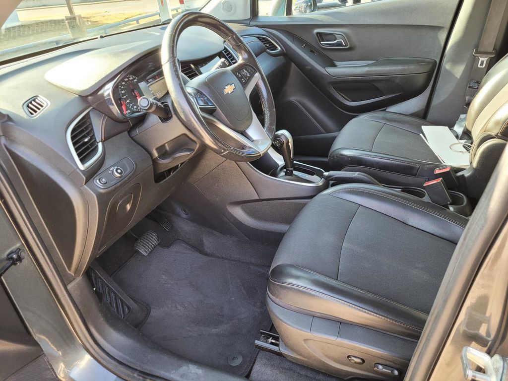 Used 2019 Chevrolet Trax LT w/ LT Convenience Package FWD image 2