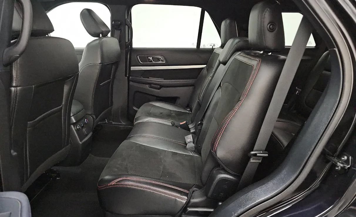 Used 2019 Ford Explorer XLT w/ Equipment Group 202A AWD/4WD image 7