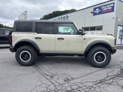 New 2025 Ford Bronco Badlands image 4