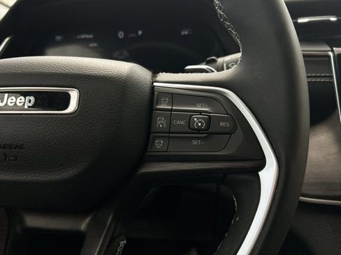 Used 2024 Jeep Grand Cherokee Limited w/ Black Appearance Package image 35