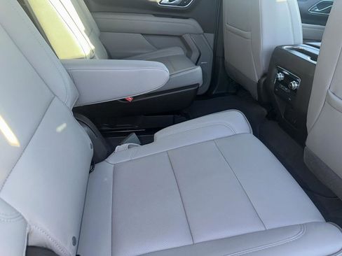 Used 2023 GMC Yukon XL SLT AWD/4WD image 2