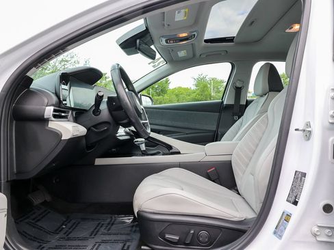 Used 2024 Hyundai Elantra Limited FWD image 32