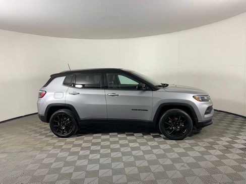 Used 2022 Jeep Compass Latitude AWD/4WD image 2