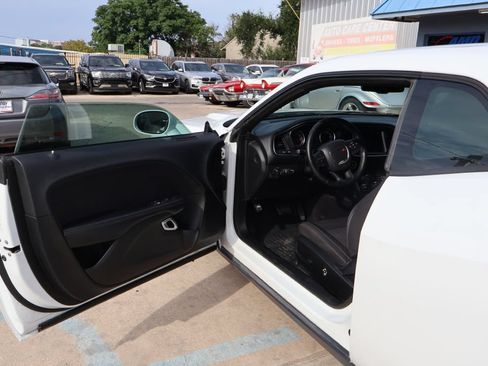 Used 2016 Dodge Challenger SXT RWD image 17