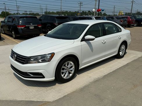 Used 2018 Volkswagen Passat 2.0T S FWD image 6