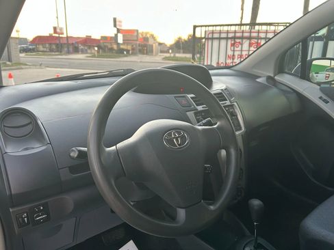 Used 2010 Toyota Yaris 4-Door Hatchback image 11