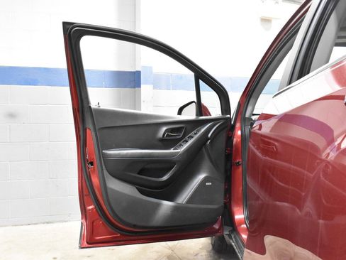 Used 2020 Chevrolet Trax LT w/ Sun & Sound Package FWD image 12