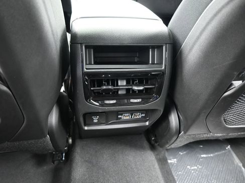 Used 2025 Jeep Grand Cherokee Altitude image 36