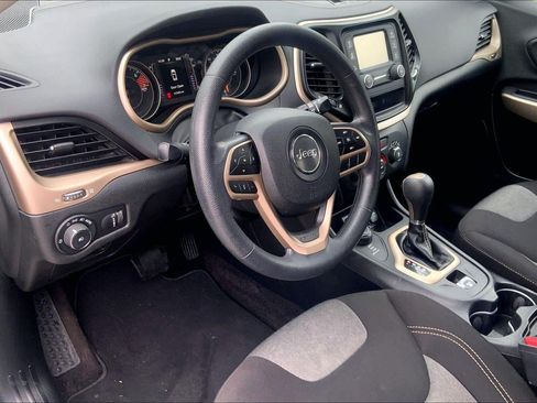 Used 2018 Jeep Cherokee Latitude AWD/4WD image 15