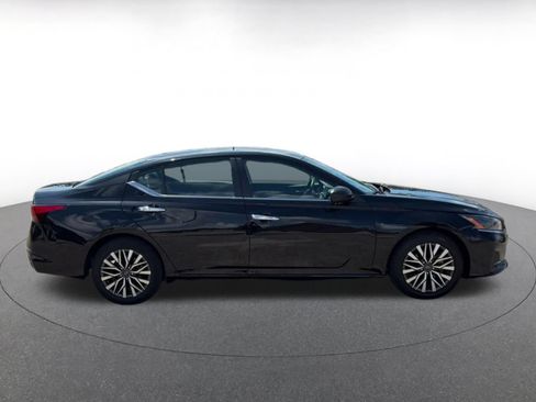Used 2025 Nissan Altima 2.5 SV FWD image 13