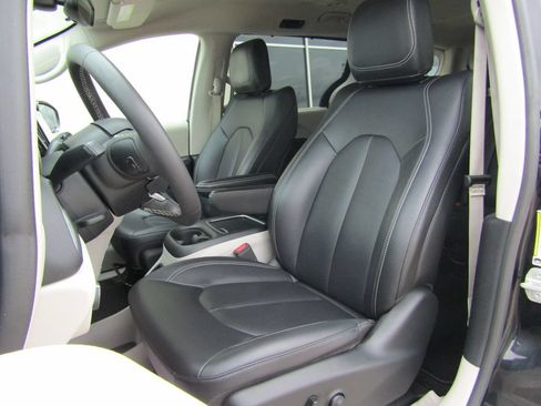 Used 2024 Chrysler Pacifica Touring-L FWD image 22