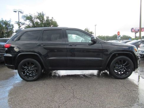 Used 2017 Jeep Grand Cherokee Altitude AWD/4WD image 2