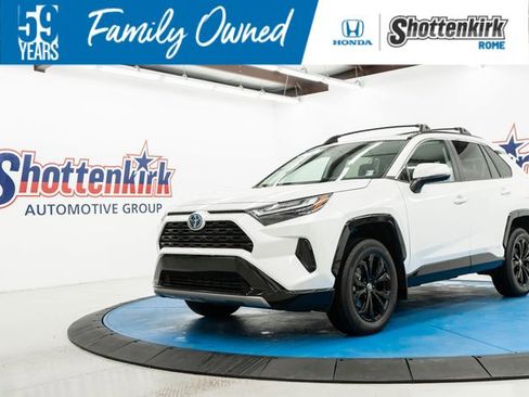 Used 2024 Toyota RAV4 SE image 1