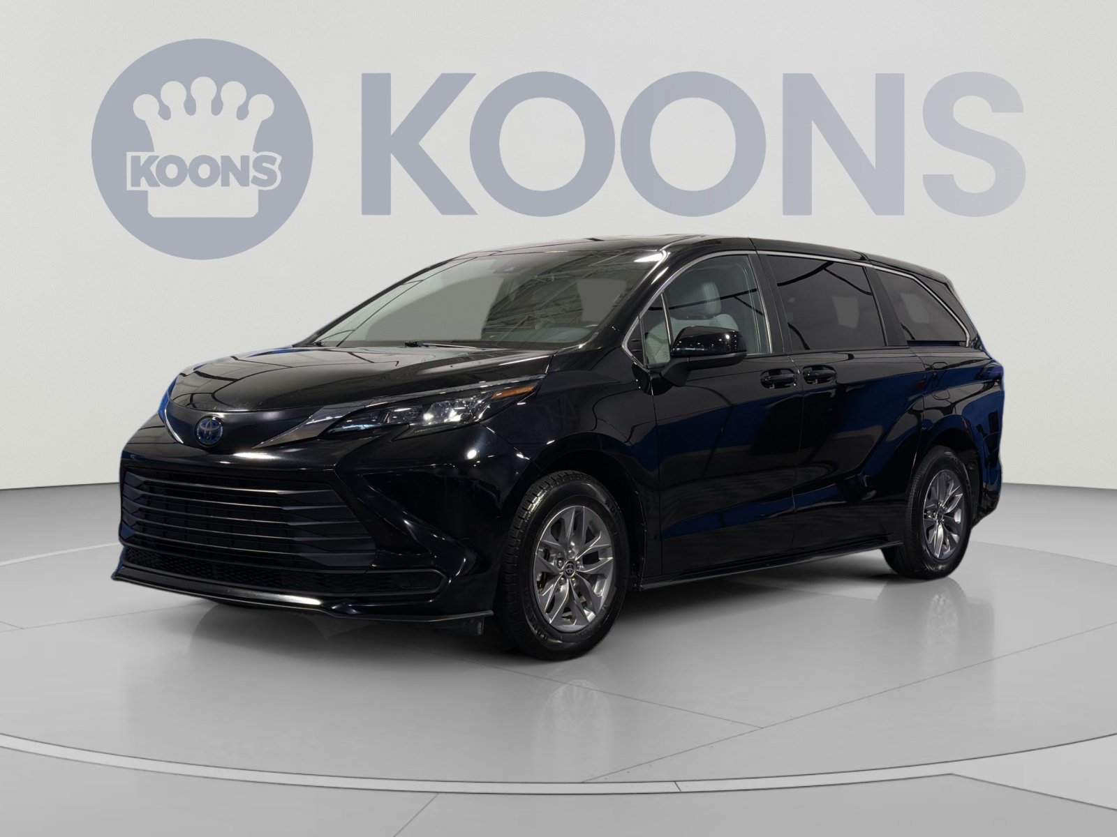 Used 2025 Toyota Sienna LE FWD image 1