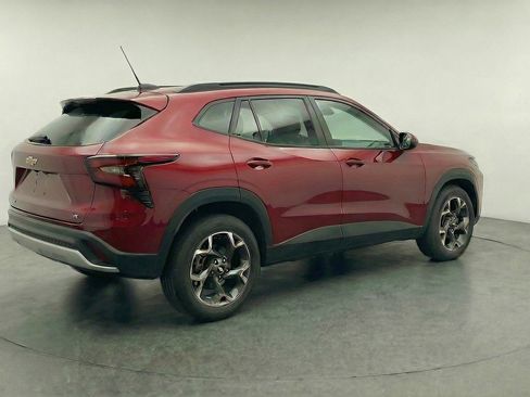 Used 2025 Chevrolet Trax LT FWD image 9