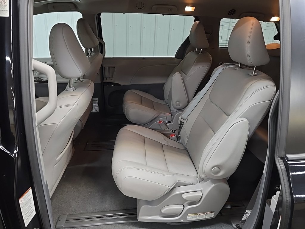 Used 2019 Toyota Sienna XLE w/ XLE Navigation Package FWD image 32