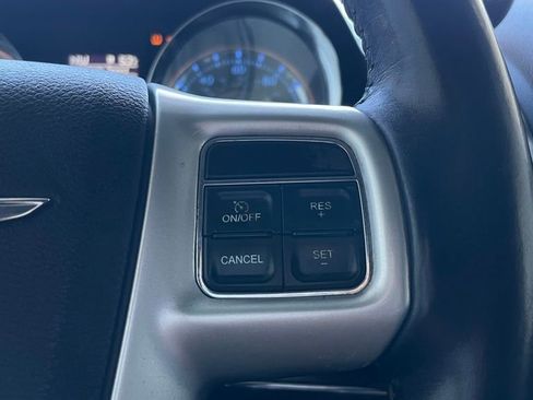 Used 2015 Chrysler Town & Country Touring image 32