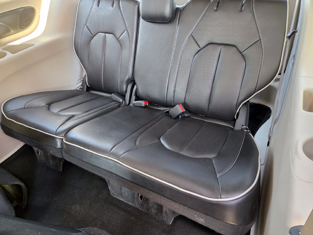 Used 2023 Chrysler Pacifica Limited FWD image 13